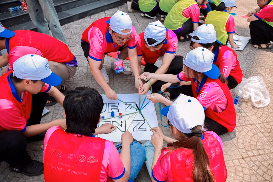 Các đội làm quen và thử sức cùng nhau.