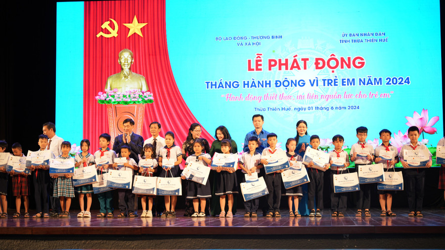 Tặng quà các học sinh tỉnh Thừa Thiên Huế.