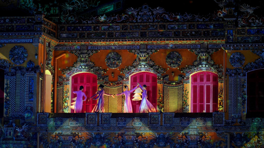 Lầu điện Kiến Trung nổi bật với họa tiết cung đình độc đáo.