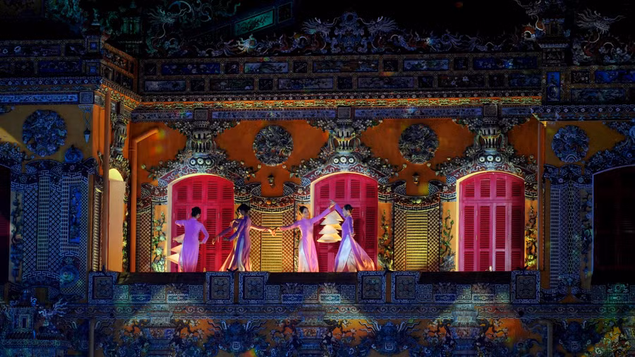 Lầu điện Kiến Trung nổi bật với họa tiết cung đình độc đáo.