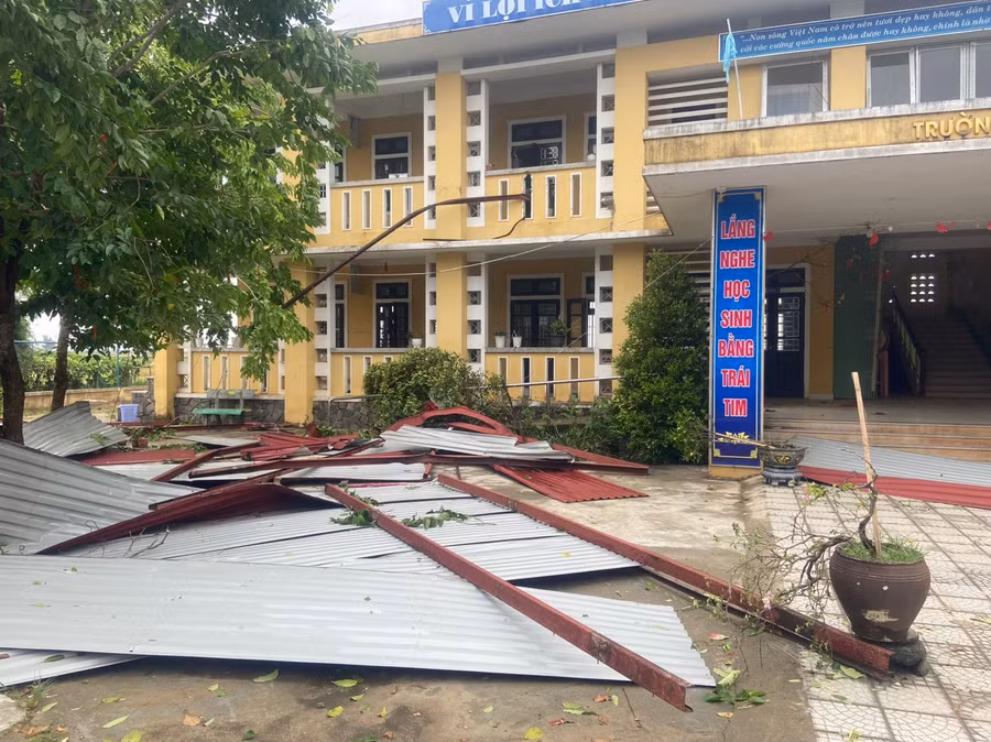 Giông lốc lớn đã làm tốc mái toàn bộ các phòng học ở Trường Tiểu học Phú Lương 1, huyện Phú Vang, tỉnh Thừa Thiên Huế. (Ảnh: V.T)