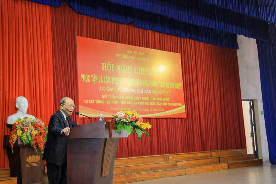 GS Hoàng Chí Bảo chia sẻ chuyên đề về “Học tập và làm theo tư tưởng, đạo đức, phong cách Hồ Chí Minh”.