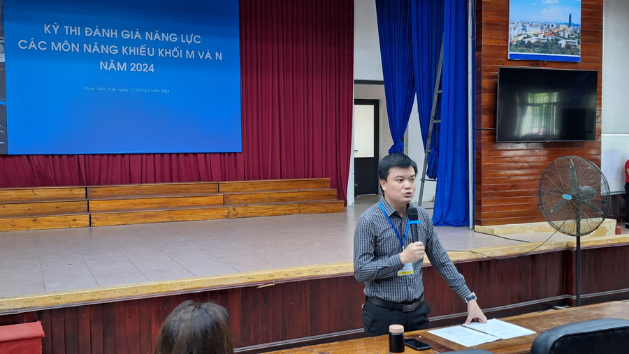 Cán bộ Trường ĐH Sư phạm, ĐH Huế phổ biến quy chế thi. Cán bộ Trường ĐH Sư phạm, ĐH Huế phổ biến quy chế thi.