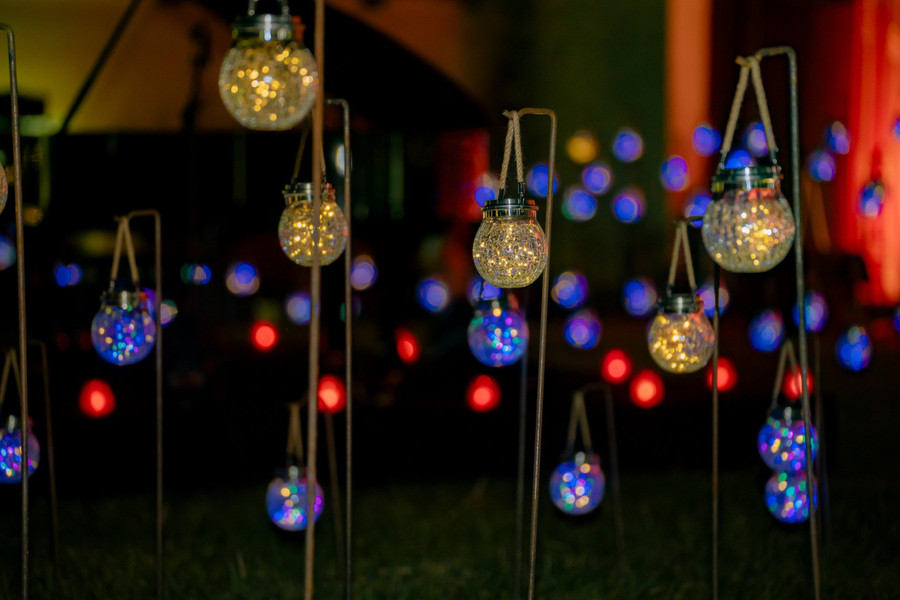 Đèn nghệ thuật thắp sáng không gian đêm diễn. Đèn nghệ thuật thắp sáng không gian đêm diễn.