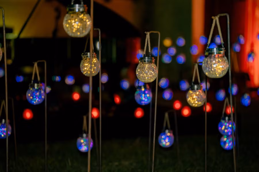 Đèn nghệ thuật thắp sáng không gian đêm diễn. Đèn nghệ thuật thắp sáng không gian đêm diễn.