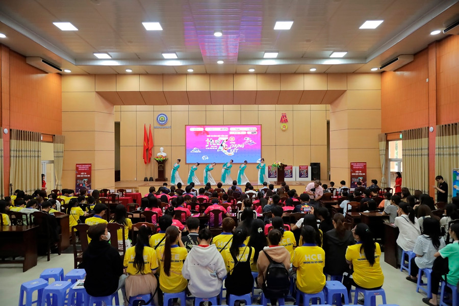 Hội trường ĐH Kinh tế, ĐH Huế chật kín người cổ vũ các đội thi. Hội trường ĐH Kinh tế, ĐH Huế chật kín người cổ vũ các đội thi.