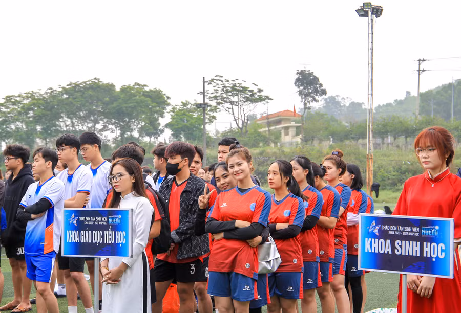 Các nữ cầu thủ Khoa Giáo dục tiểu học hào hứng tham gia giải bóng đá.