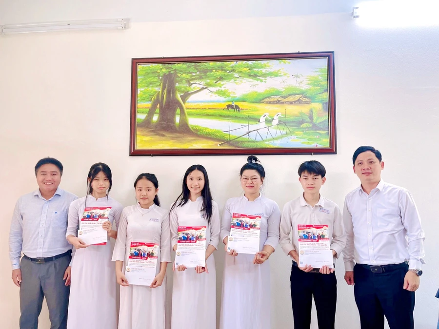 Trường Đại học Luật, Đại học Huế trao học bổng khuyến học đến các học sinh nghèo vượt khó ở nhiều Trường THPT các tỉnh thành. (Ảnh: X.H)