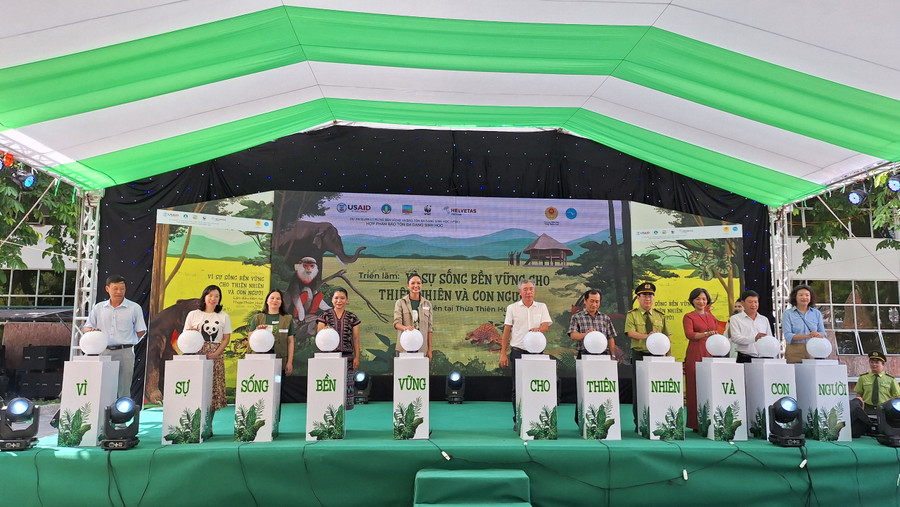 Các đại biểu nhấn nút khai mạc triển lãm &quot;Vì sự sống bền vững cho thiên nhiên và con người&quot;.