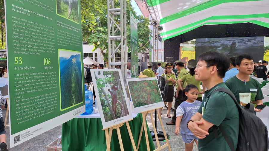 Người dân và du khách tham quan triển lãm.
