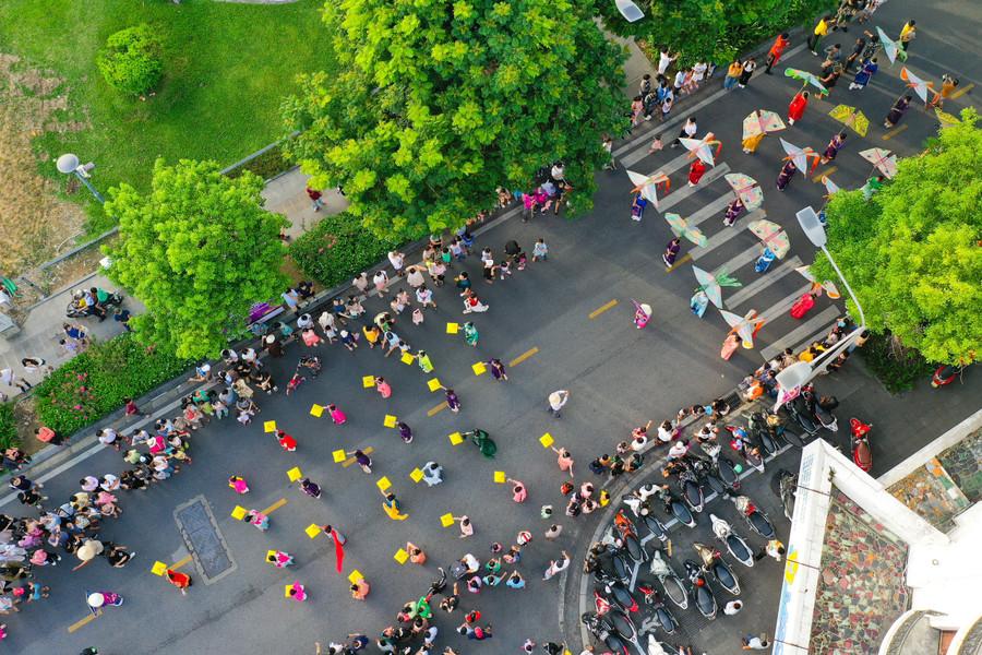 Đường phố Huế nhiều màu sắc và vui nhộn những buổi chiều Festival.