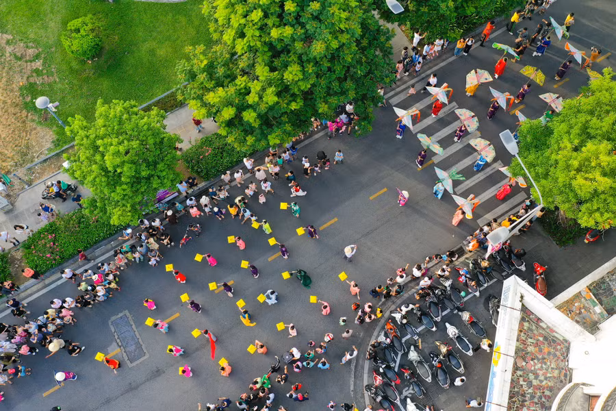 Đường phố Huế nhiều màu sắc và vui nhộn những buổi chiều Festival.