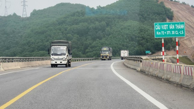 Cao tốc Cam Lộ - La Sơn được tăng dày hệ thống biển báo nguy cơ tai nạn giao thông. (Ảnh: N.V)