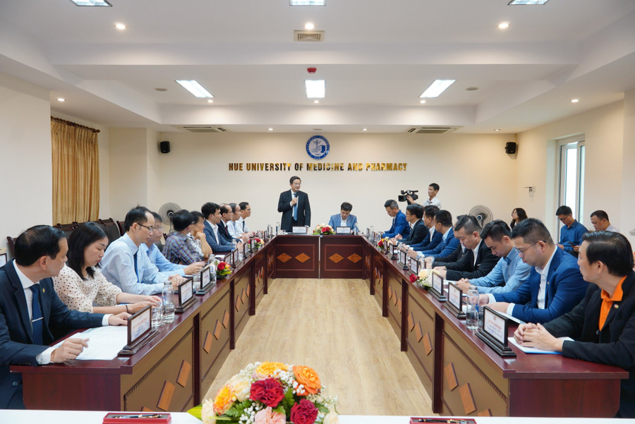 GS.TS Nguyễn Vũ Quốc Huy, Hiệu trưởng Trường ĐH Y - Dược, ĐH Huế phát biểu tại buổi lễ. GS.TS Nguyễn Vũ Quốc Huy, Hiệu trưởng Trường ĐH Y - Dược, ĐH Huế phát biểu tại buổi lễ.