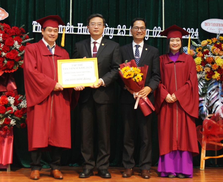 Các tân tiến sĩ tặng quà tri ân nhà Trường.