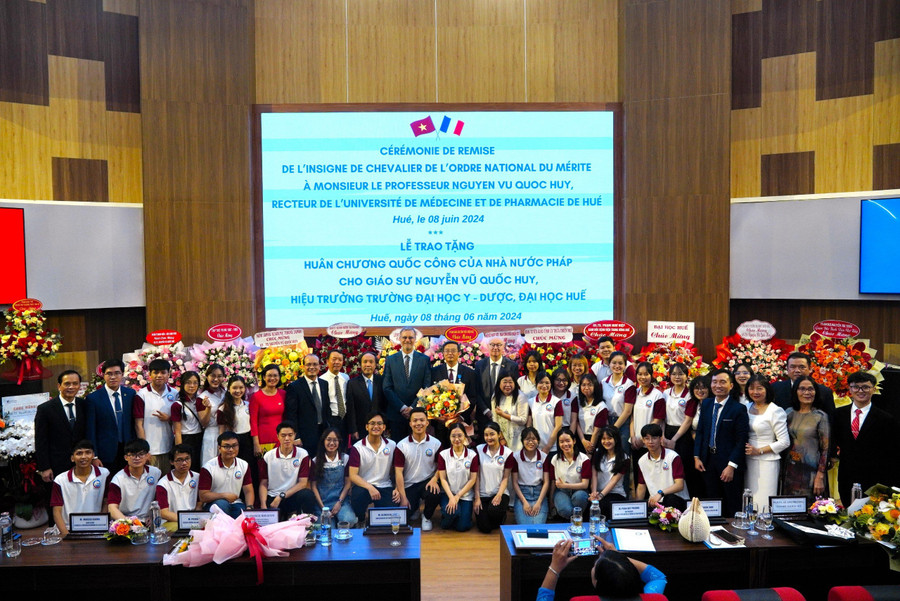 Các đại biểu chụp ảnh lưu niệm tại buổi lễ.