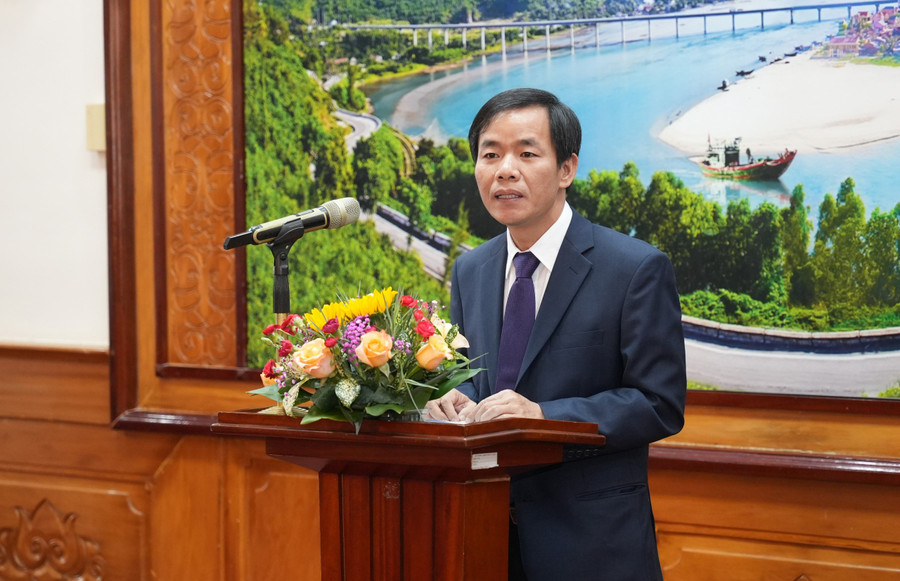 Chủ tịch UBND tỉnh Thừa Thiên Huế - Nguyễn Văn Phương chúc mừng 2 Công dân danh dự tỉnh vừa được vinh danh. Chủ tịch UBND tỉnh Thừa Thiên Huế - Nguyễn Văn Phương chúc mừng 2 Công dân danh dự tỉnh vừa được vinh danh.