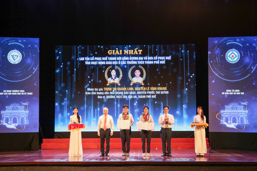 Trao giải Nhất cho đề tài “Lan tỏa cổ phục Huế trong đời sống đương đại và đưa cổ phục Huế vào hoạt động giáo dục ở các trường THCS TP Huế” của nhóm tác giả Trịnh Thị Khánh Linh, Nguyễn Lê Vĩnh Khang, Trường THCS Chu Văn An (TP Huế). Trao giải Nhất cho đề tài “Lan tỏa cổ phục Huế trong đời sống đương đại và đưa cổ phục Huế vào hoạt động giáo dục ở các trường THCS TP Huế” của nhóm tác giả Trịnh Thị Khánh Linh, Nguyễn Lê Vĩnh Khang, Trường THCS Chu Văn An (TP Huế).