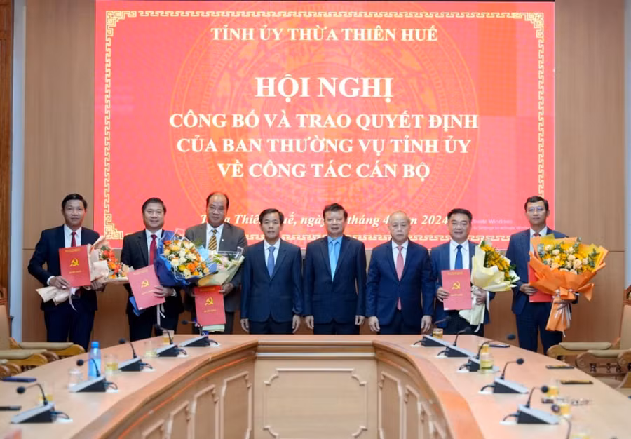 Công bố và trao quyết định của Ban thường vụ Tỉnh ủy Thừa Thiên Huế về công tác cán bộ cho nhiều cán bộ chủ chốt. (Ảnh: Ngọc Hiếu)