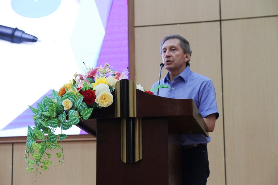 GS Christophe Tavéra, Phó trưởng Khoa kinh tế, Đại học Rennes, Cộng hòa Pháp; GS danh dự của Đại học Huế, diễn giả chính tại Hội nghị. (Ảnh: Đại Dương) GS Christophe Tavéra, Phó trưởng Khoa kinh tế, Đại học Rennes, Cộng hòa Pháp; GS danh dự của Đại học Huế, diễn giả chính tại Hội nghị. (Ảnh: Đại Dương)