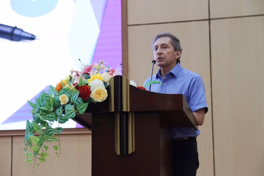 GS Christophe Tavéra, Phó trưởng Khoa kinh tế, Đại học Rennes, Cộng hòa Pháp; GS danh dự của Đại học Huế, diễn giả chính tại Hội nghị. (Ảnh: Đại Dương)