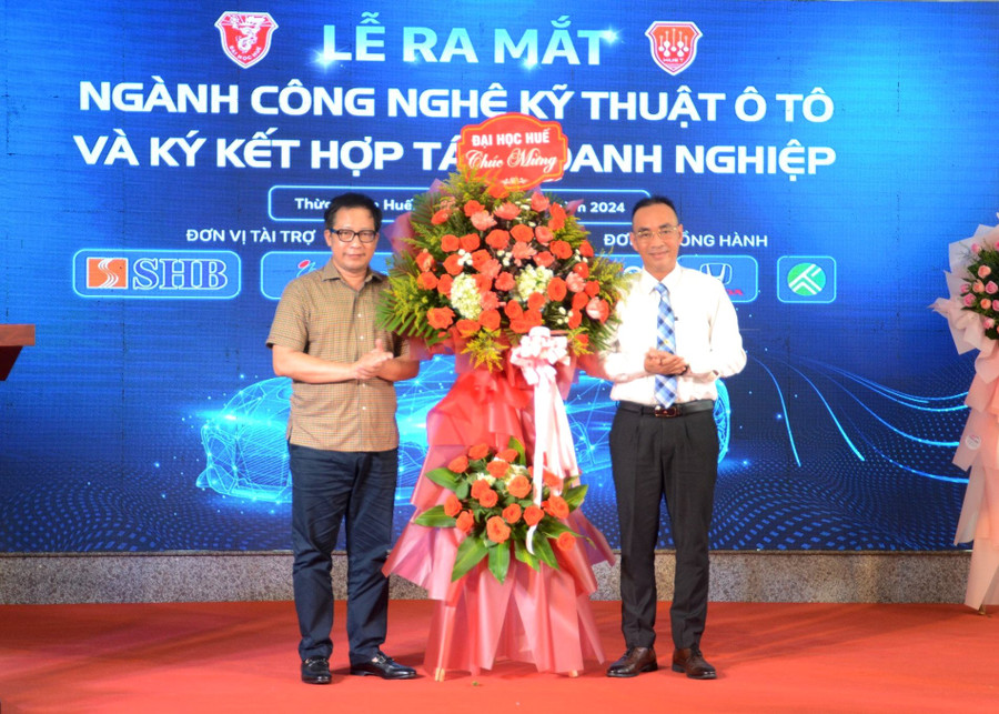 PGS.TS Lê Anh Phương, Giám đốc Đại học Huế (trái) tặng hoa chúc mừng PGS.TS Nguyễn Quang Lịch - Khoa Trưởng Khoa Kỹ thuật và Công nghệ - Đại học Huế (phải).