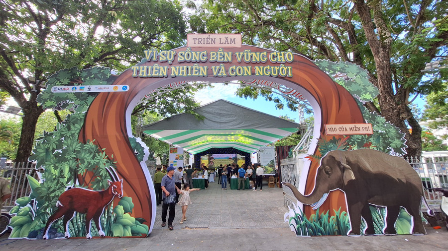 Không gian triển lãm gợi mở hình ảnh thiên nhiên kỳ thú với các loài động vật hoang dã.