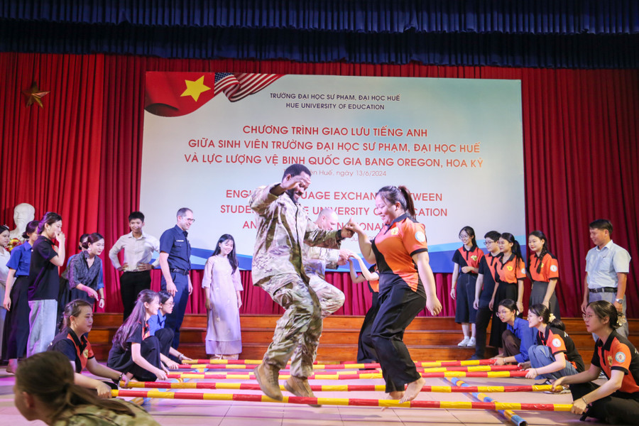 Giao lưu nhảy sạp đầy hấp dẫn.