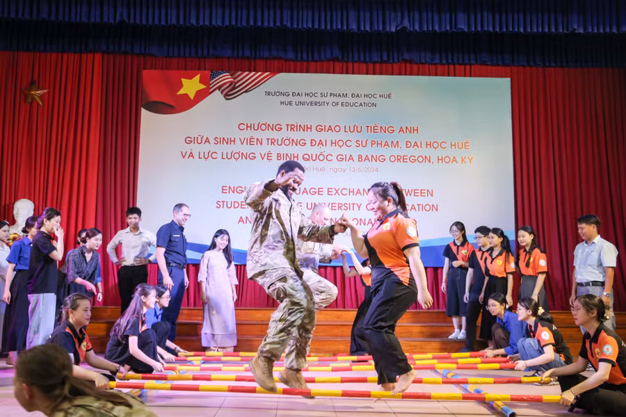 Giao lưu nhảy sạp đầy hấp dẫn.