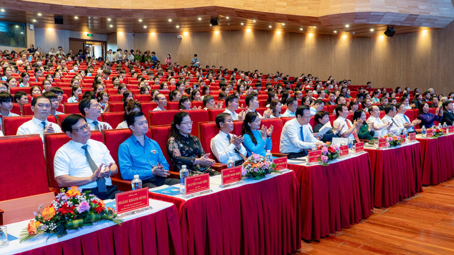 Các lãnh đạo tham dự buổi lễ.