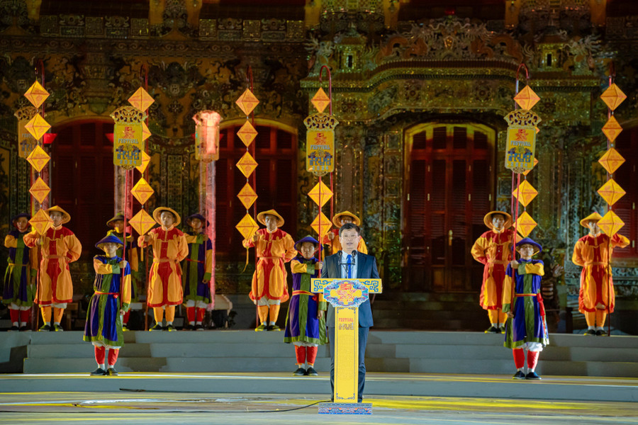 Ông Nguyễn Thanh Bình, Phó Chủ tịch Thường trực UBND tỉnh Thừa Thiên Huế, Trưởng ban tổ chức Tuần lễ Festival Nghệ thuật quốc tế Huế 2024 phát biểu cảm ơn. Ông Nguyễn Thanh Bình, Phó Chủ tịch Thường trực UBND tỉnh Thừa Thiên Huế, Trưởng ban tổ chức Tuần lễ Festival Nghệ thuật quốc tế Huế 2024 phát biểu cảm ơn.