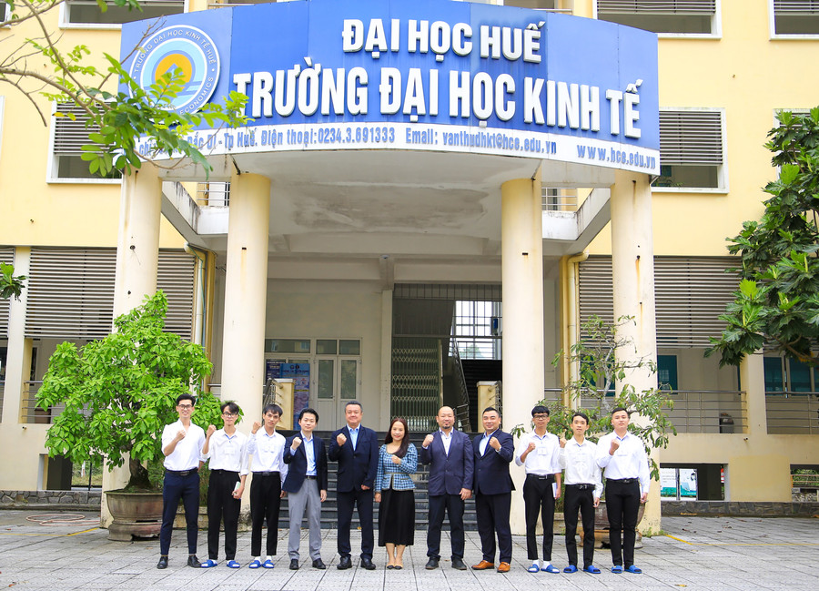 Đại diện Công ty ShinKen, Trường ĐH Kinh tế và sinh viên chụp ảnh lưu niệm tại buổi phỏng vấn. Đại diện Công ty ShinKen, Trường ĐH Kinh tế và sinh viên chụp ảnh lưu niệm tại buổi phỏng vấn.