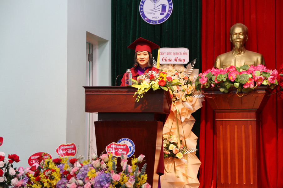 Đại diện nghiên cứu sinh nhận bằng tiến sĩ phát biểu.