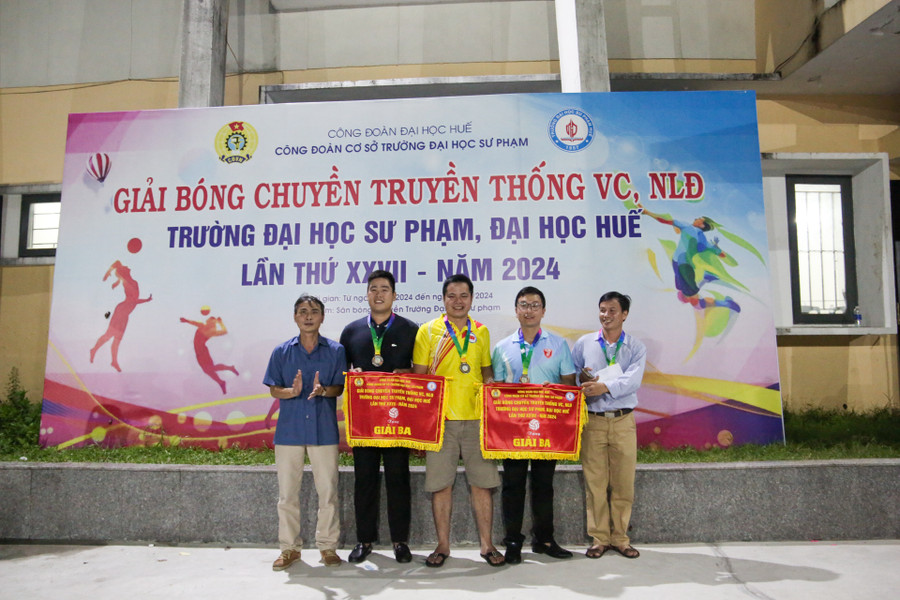 Trao giải Ba cho đội bóng.