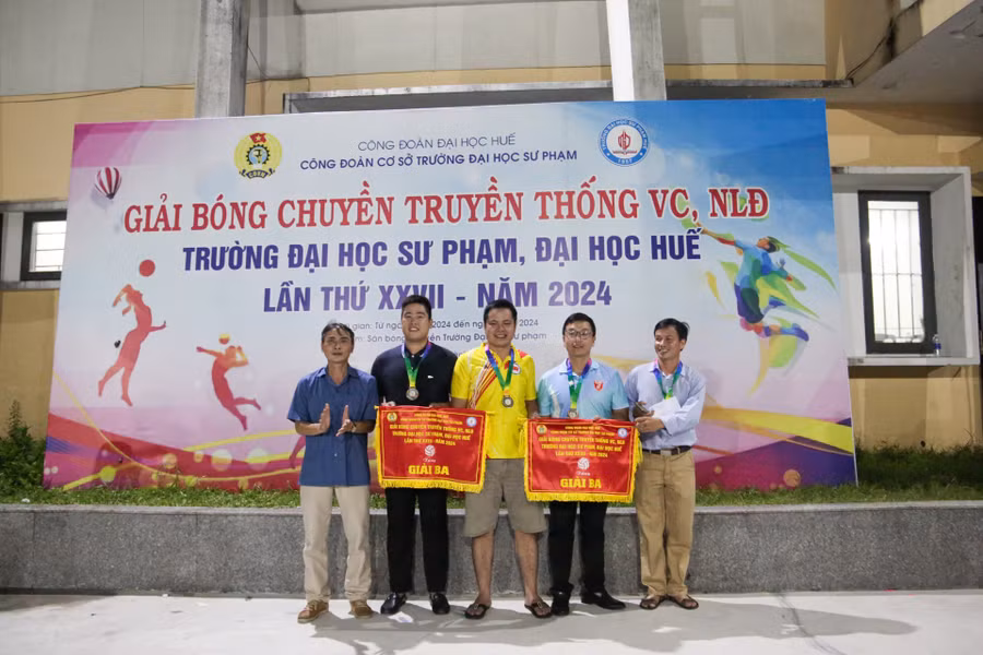 Trao giải Ba cho đội bóng.