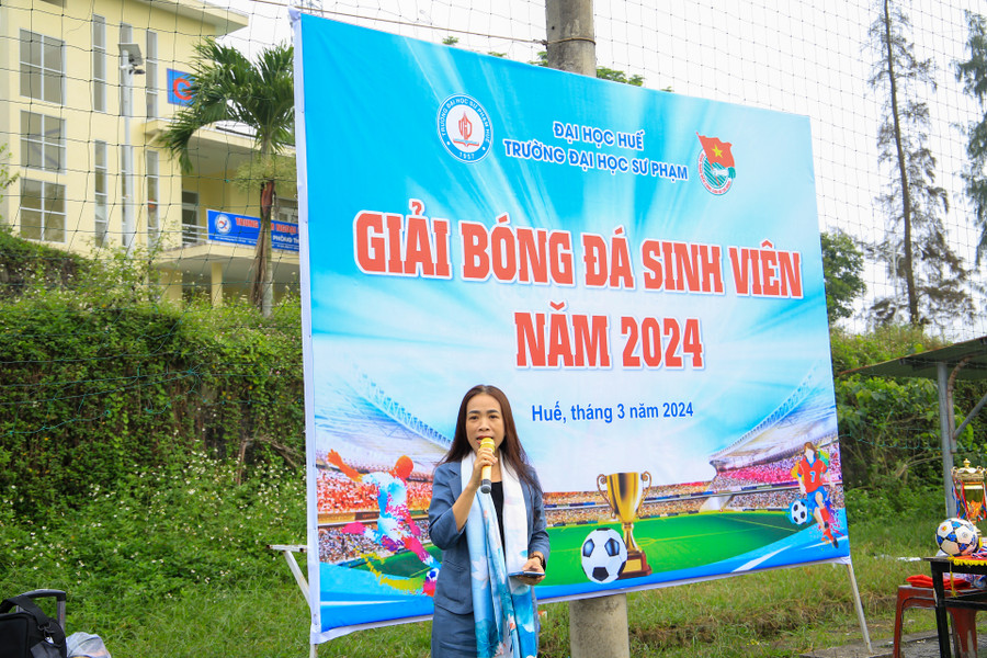 PGS.TS Nguyễn Thị Kim Thoa - Trưởng phòng Đào tạo đại học và Công tác sinh viên, Trường ĐH Sư phạm, ĐH Huế phát biểu tại lễ khai mạc. PGS.TS Nguyễn Thị Kim Thoa - Trưởng phòng Đào tạo đại học và Công tác sinh viên, Trường ĐH Sư phạm, ĐH Huế phát biểu tại lễ khai mạc.