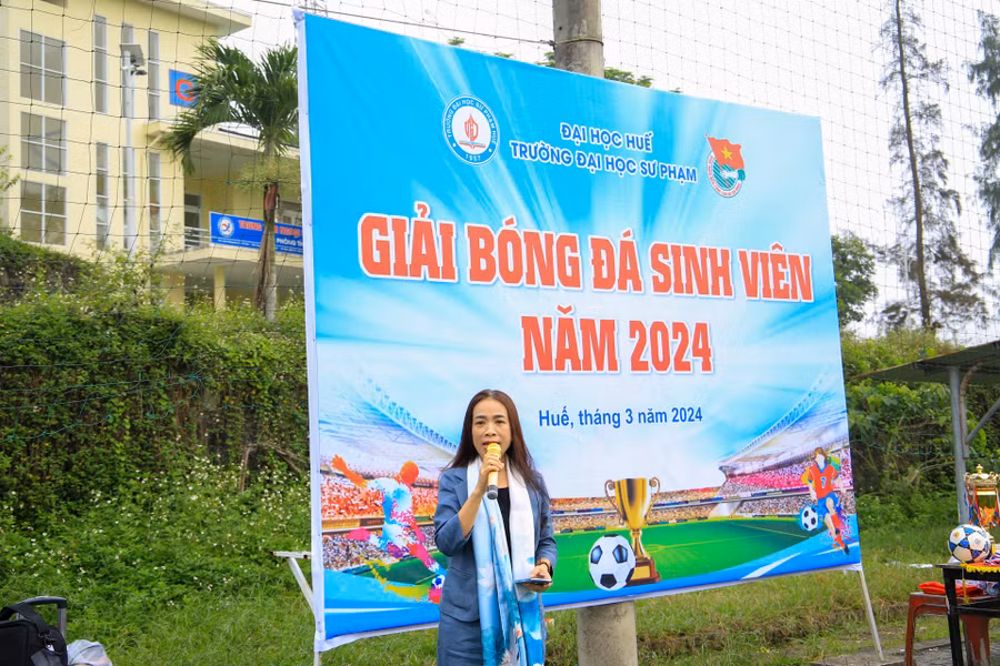 PGS.TS Nguyễn Thị Kim Thoa - Trưởng phòng Đào tạo đại học và Công tác sinh viên, Trường ĐH Sư phạm, ĐH Huế phát biểu tại lễ khai mạc.