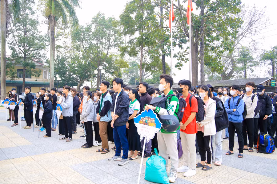 Các sinh viên háo hức chờ chuyến xe về quê ăn Tết.