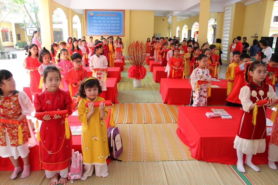 Học sinh dự thi chuẩn bị mở đề bài.