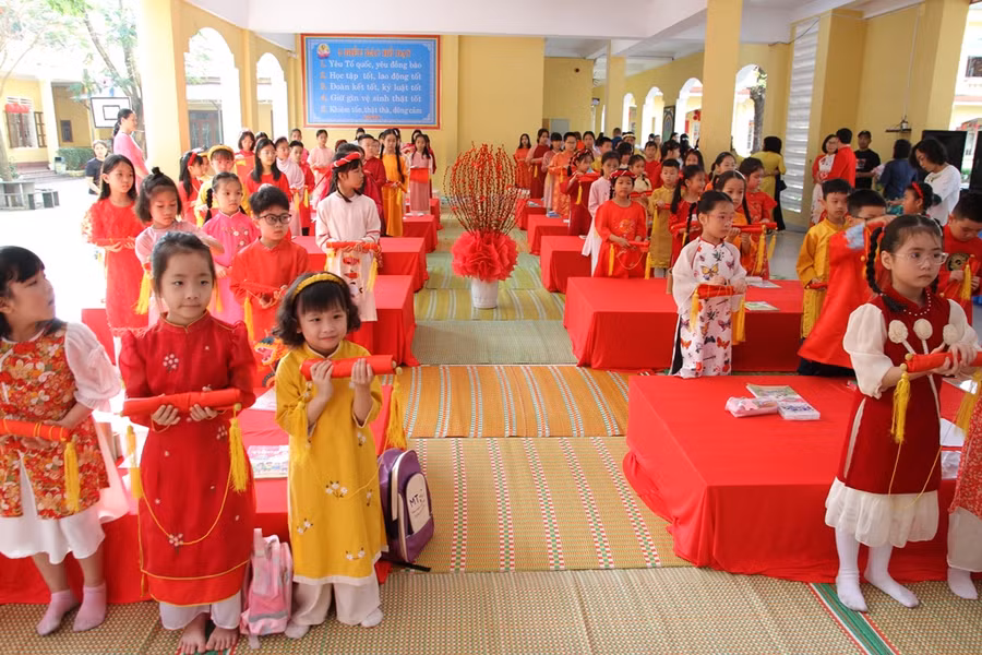 Học sinh dự thi chuẩn bị mở đề bài.