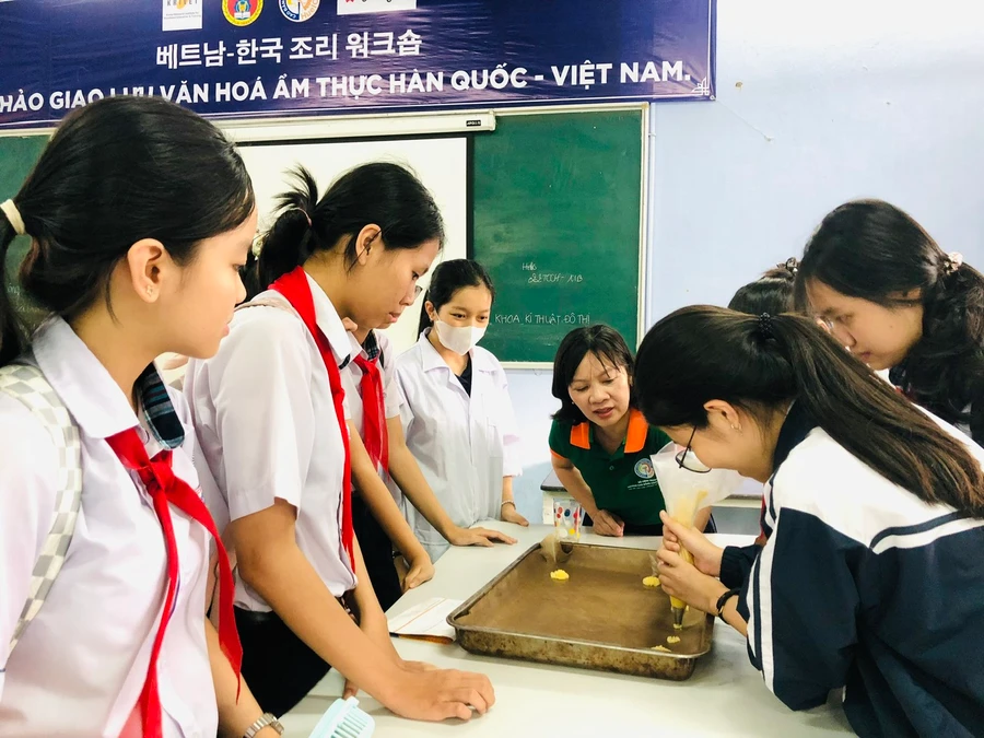 Học sinh tham gia trải nghiệm các nghề tại Trường Cao đẳng Công nghiệp Huế trong khuôn khổ Hội nghị Phân luồng giáo dục lần 4 năm 2024. (Ảnh: T.T)