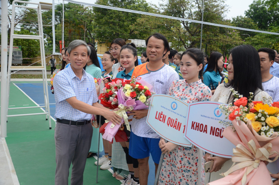 TS Lê Hồ Sơn, Chủ tịch Công đoàn cơ sở Trường ĐH Sư phạm, ĐH Huế tặng hoa chúc mừng các đội thi.