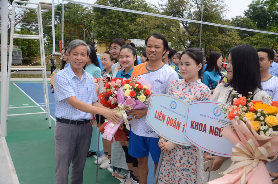 TS Lê Hồ Sơn, Chủ tịch Công đoàn cơ sở Trường ĐH Sư phạm, ĐH Huế tặng hoa chúc mừng các đội thi.