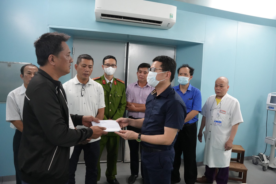 Ông Hoàng Hải Minh, Phó Chủ tịch UBND tỉnh Thừa Thiên Huế (hàng trước bên phải) thăm hỏi và chia buồn đến gia đình nạn nhân. (Ảnh: N.M)