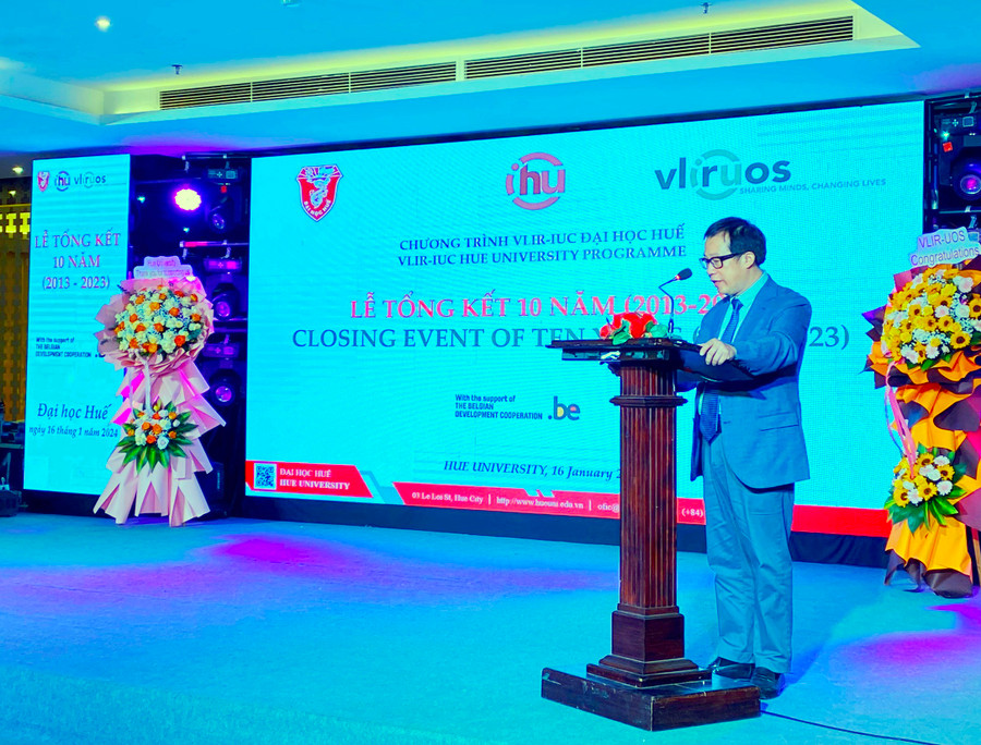 PGS.TS Lê Anh Phương, Giám đốc ĐH Huế phát biểu tổng kết 10 năm Chương trình VLIR-IUC và cảm ơn Vương quốc Bỉ đã giúp đỡ, góp phần trong tiến trình đi lên ĐH Quốc gia của ĐH Huế.
