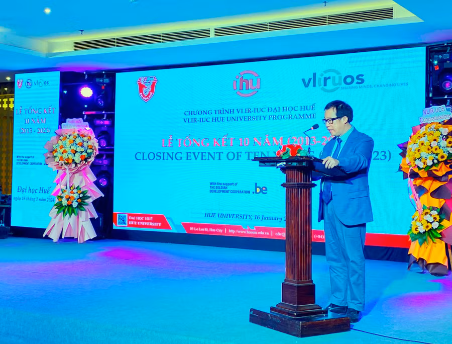 PGS.TS Lê Anh Phương, Giám đốc ĐH Huế phát biểu tổng kết 10 năm Chương trình VLIR-IUC và cảm ơn Vương quốc Bỉ đã giúp đỡ, góp phần trong tiến trình đi lên ĐH Quốc gia của ĐH Huế.
