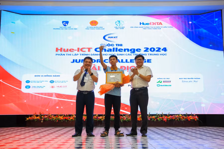 Ban tổ chức trao giải Vô địch bảng Junior Challenge cho thí sinh Đặng Huy Hậu - Trường THCS Tân Hội (tỉnh Lâm Đồng).