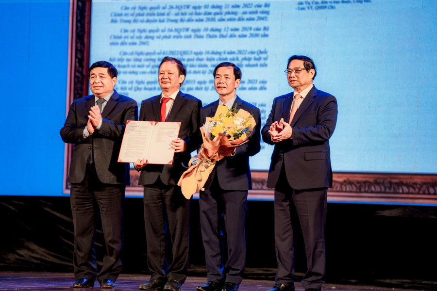 Thủ tướng trao Quyết định phê duyệt Quy hoạch chung đô thị tỉnh Thừa Thiên Huế đến năm 2045, tầm nhìn đến năm 2065 cho lãnh đạo tỉnh. Thủ tướng trao Quyết định phê duyệt Quy hoạch chung đô thị tỉnh Thừa Thiên Huế đến năm 2045, tầm nhìn đến năm 2065 cho lãnh đạo tỉnh.