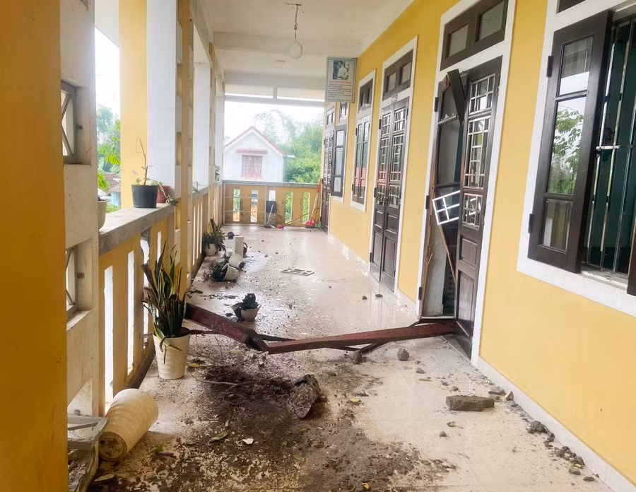 Các phòng học bị hư hỏng nặng do mái tôn bay vào, sập xuống va đập. Các phòng học bị hư hỏng nặng do mái tôn bay vào, sập xuống va đập.