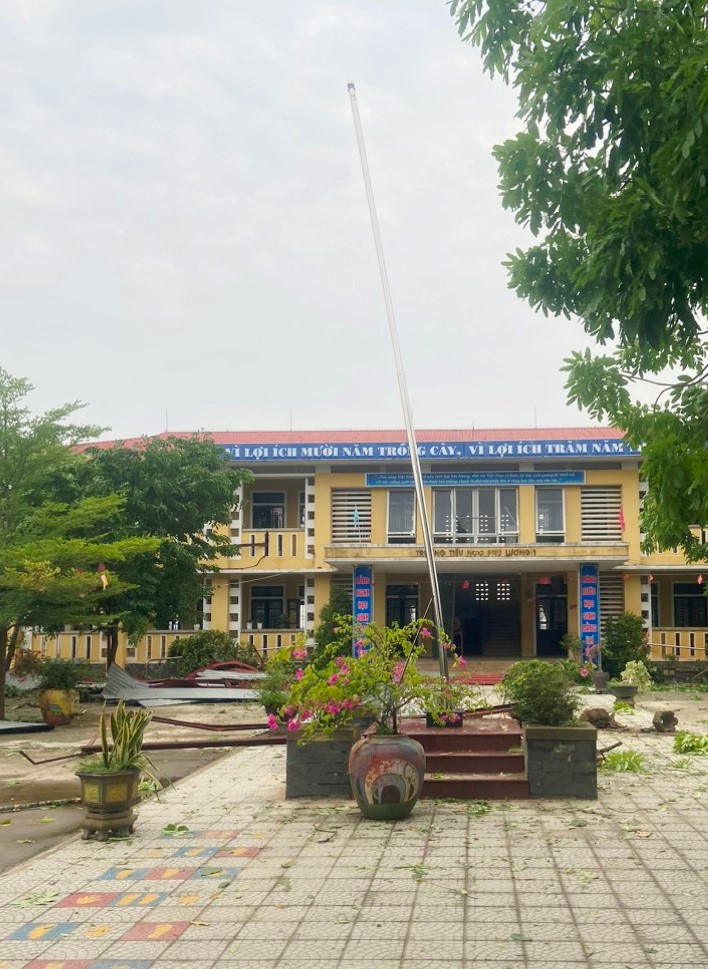 Cột cờ bị gió mạnh xô nghiêng. Cột cờ bị gió mạnh xô nghiêng.